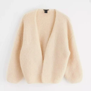 Beige kofta från Lindex - Mysig beige kofta från Lindex 💕knappt använd därav i toppen skick, inte nopprig och inga defekter! 🤗