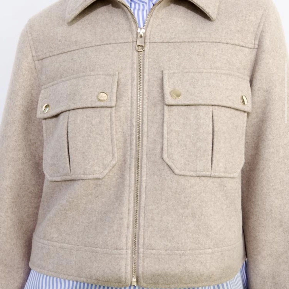 Beige ulljacka med dragkedja, guldiga detaljer