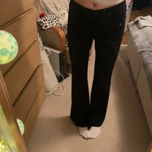 Svarta byxor - Snygga svarta kostymbyxor med bootcut. Perfekta för en snygg outfit och passar till allt. Dem är använda 1 gg men är lite noppriga bak från tvättmaskinen💗