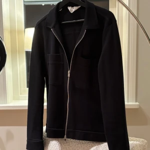 Overshirt - Selected homme - Stilren Overshirt från selected homme. Bra skick och storleken är S med en normal passform. Pris 350kr. Hör av dig för fler frågor eller funderingar!🙌