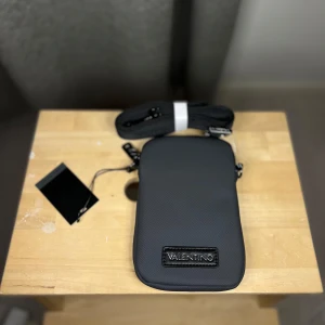 Valentino axelväska - Helt ny Valentino axelväska för 450kr, priset online ligger på 799kr.