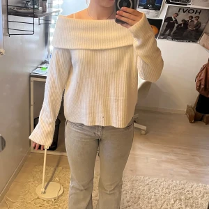 Vit ribbad offshoulder tröja från H&M - Säljer en stilren vit ribbad offshoulder tröja från H&M. Tröjan har långa ärmar och en bred krage som ger en elegant look. Har tyvärr inte kommit till användning, så sprillans ny. Priset går att diskuteras!