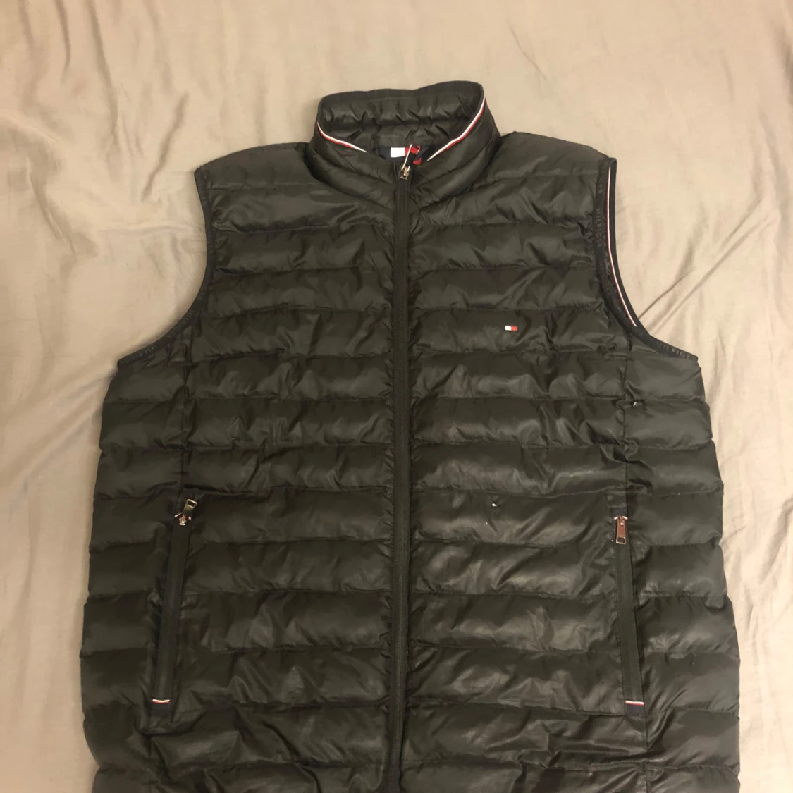 Svart dunväst från Tommy Hilfiger