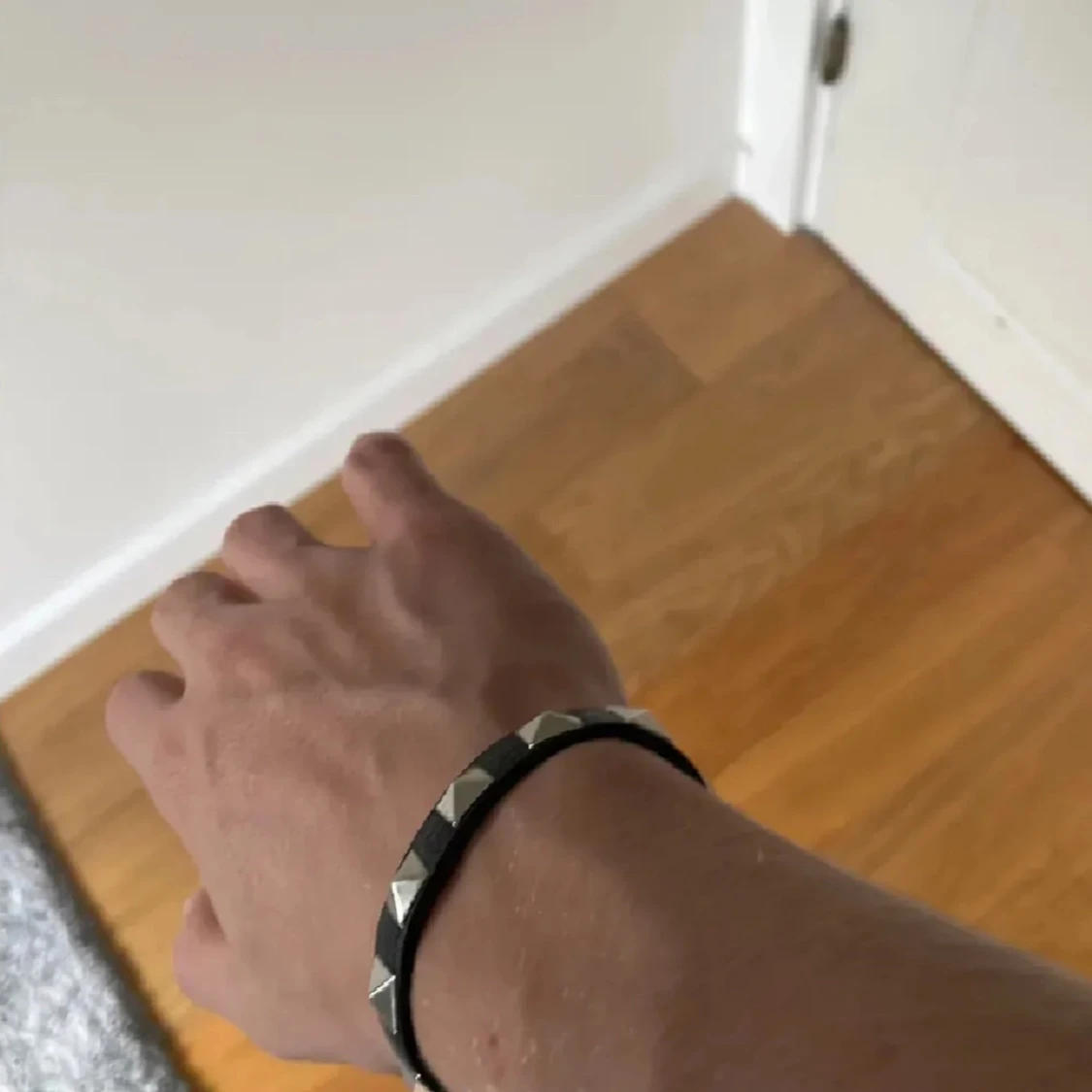 Svart armband med nitar