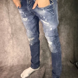 Replay anbass slim jeans med slitningar  - Mycket fint skick på dessa, size 33/32 men sitter som 31/32 då de passar mig 180 63 kg. Prioritet till bundles och billigare pris per plagg. Frakt samma dag eller dagen efter köp.