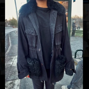 Custommade jacka i svart!  - Bra skick förutom en liten defekt inuti jackan, skriv privat för flera bilder! Jackan är i storleken s/m. Säljs ej längre😝