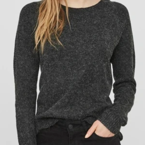 Stickad tröja - Mörkgrå/svart stickad tröja från vero moda💘köpt för några år sedan men fortfarande i bra skick😊bara att fråga vid funderingar!!