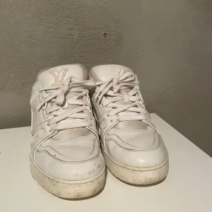 Vita sneakers från Louis Vuitton - Hej! Säljer mina äkta sneakers från Louis vitton. Skorna är i bra skick. Jag skulle säga en 8,5 av 10. Skornas nypris är 12500. Skorna är storlek 9 vilket motsvarar 43-44. Har tyvärr inget kvitto eller låda kvar då mamma slängde det när hon städa mitt rum. 