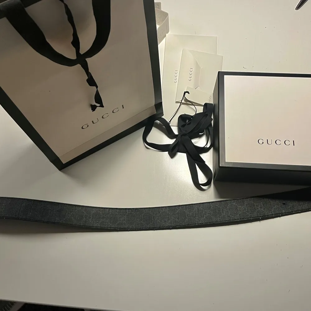 säljer ett äkta Gucci i stolek 80cm. Det är i helt okej skick (8/10) och ser inte använt ut på avstånd. Det är 100% äkta och har även kvitto på det ifall det skulle vara intressant. bältet Kommer med originalförpackning, påse osv… Nypris 5000kr. Asusteet.