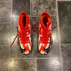Nike skor - Tjena säljer Nike träningsskor. Skicket på skorna är 9/10. Vid mer behov av bilder är det bara att höra av sig👍