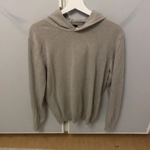 Beige Kashmir hoodie från Oscar Jacobson - Säljer en Kashmir hoodie från Oscar Jacobsson. Storlek S. Minimalt använd. Fortfarande i väldigt bra skick. Pris kan diskuteras.