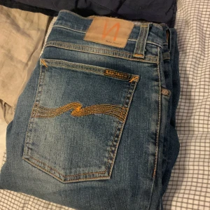 Blå jeans från Nudie Jeans - Säljer ett par blåa Jeans ifrån Nudie Jeans. De är storlek W30 L34. Modellen heter grim tim som är slim. Priset kan diskuteras