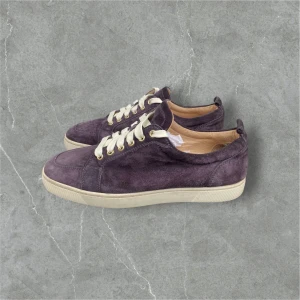 Christian Louboutin  - Christian Louboutin skor i storlek 41,5 passar 42 Skick 8,5/10 Pris 2599kr | Ingår Endast skorna Snabb affär = bättre pris 