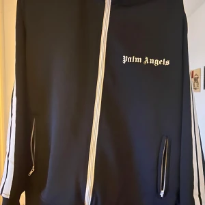 Svart hoodie från Palm Angels - Snygg Palm angels tröja pris kan diskuteras.