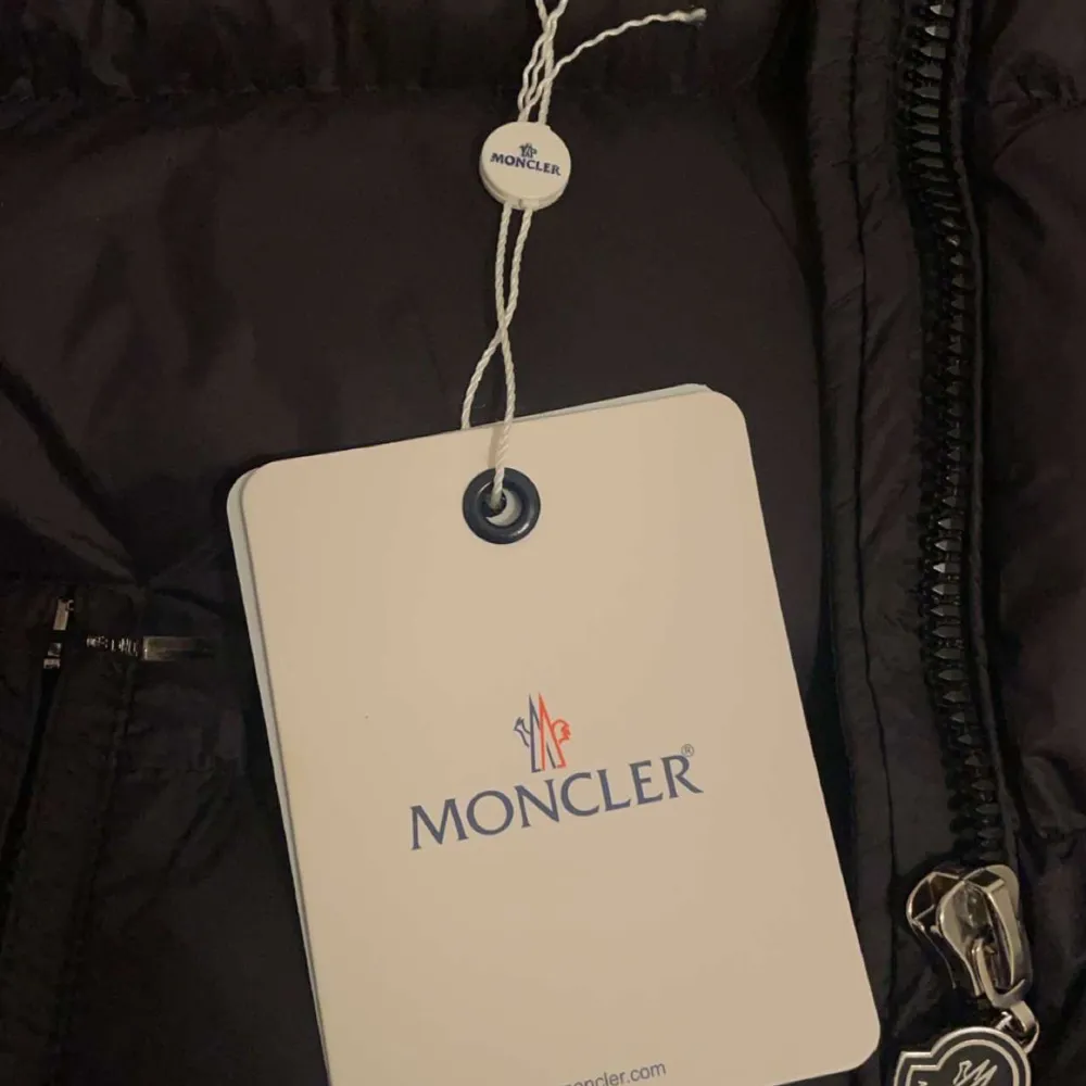 Säljer en snygg svart dunjacka från Moncler med huva och dragkedja. Jackan har en Moncler-logga på ärmen och praktiska fickor med knappar. Perfekt för kyliga dagar! Den är aldrig använt i storlek s säljer den på grund av i fel storlek för mig!. Takit.