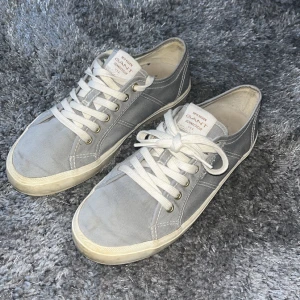 Grå sneakers från Gant - Snygga grå sneakers från Gant. De sitter skönt och är o fint skick! Skriv till mig vid minsta lilla fråga!🙌