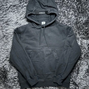 C.P. Company Hoddie - Svart C.P. Company Hoddie | Skick 9/10 | Storlek L | Skicka frågor vid funderingar om plagget | Köpare står för frakten 