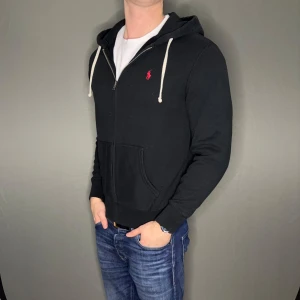 Ralph lauren tröja - Hej säljer nu min fina Ralph Lauren zip tröja i storlek S. Den är i nyskick och kommer vara otroligt snygg nu i vinter och framåt våren. Nypris cirka 2400kr! Vi kommer att sälja liknande produkter nu närmare våren så glöm inte följa profilen!🌊🍾