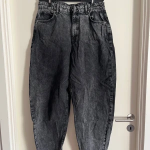 Baggy jeans  - ”Washed-out grey” jeans med vida ben och mellan/låg midja. De har en ”balloon” passform, luftiga och relaxed! Har använts fåtal gånger, och har inga märken eller fläckar! Alla använda plagg tvättas noga innan leverans! Det är bara att skriva om du har några frågor! <3