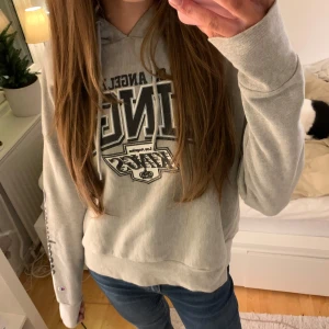 NHL Hoodie  - Säljer denna coola NHL hoodie då jag inte använder den💞 jätte skön och bra kvalite🙌