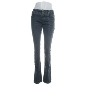 Mörkblå bootcut jeans - Snygga mörkblå bootcut jeans med broderade detaljer på bakfickorna. De har en klassisk femficksdesign och stängs med dragkedja och knapp. Perfekta för en avslappnad stil.