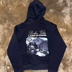 Notre succés hoodie  - En riktigt snygg hoodie från märket notre succés| Bild 1 är baksidan av tröjan| Storlek S| Hör av er vid fler funderingar ☁️