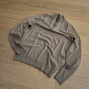 Beige tröja i merinoull från Morris - Tja! Säljer en skön 100% merinoull Half zip från Morris i riktigt bra skick. Storlek S har inte krymt eller så så det är tts. Bara att höra av sig vid frågor eller liknande✌️