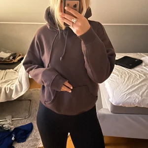 Brun hoodie - Mysig brun hoodie från bik bok 