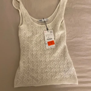 Vit stickad linnetopp från Zara - Säljer en vit stickad topp från Zara. Ny med prislapp! Storlek S💗