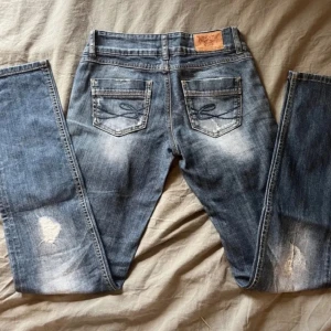 Blå jeans med slitningar - Snygga blå jeans .