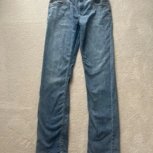 Levi's 512 jeans i ljusblå denim - Snygga Levi's 512 jeans i ljusblå denim. Inte används mycket och bra skick. Finns dock en liten färgskiftning som man ksn se på sista bliden men det syns inte när man har dom på.                      Storlek: 16år