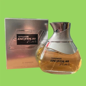 Al Haramain Detour Noir EDP - Al Haramain Detour Noir är en elegant Eau de Parfum med en sofistikerad flaska i glas och silverdetaljer. Doften är tillverkad i UAE och kommer i en stilren förpackning. Perfekt för den som söker en unik och lyxig doftupplevelse. Inspirerad av Layton! 