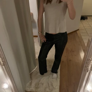 Svarta skinnbyxor  - Snygga och trendiga skinnbyxor med en rak passform från BikBok. Knappt använda, lågmidjade och sprättade längst ner! Passar mig som brukar ha 36-38 och är 172