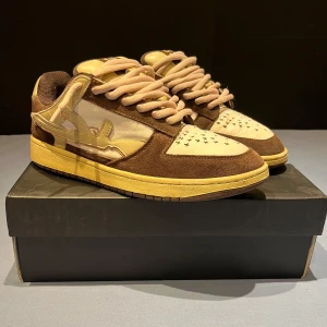 Lost Boys Dark Mocha Lows - Ett par Lost Boys skor i bra skick, förutom lite smuts och en liten skada på yttersidan. Storlek 42. Box och två dustbags medföljer. Skriv privat om du har frågor!