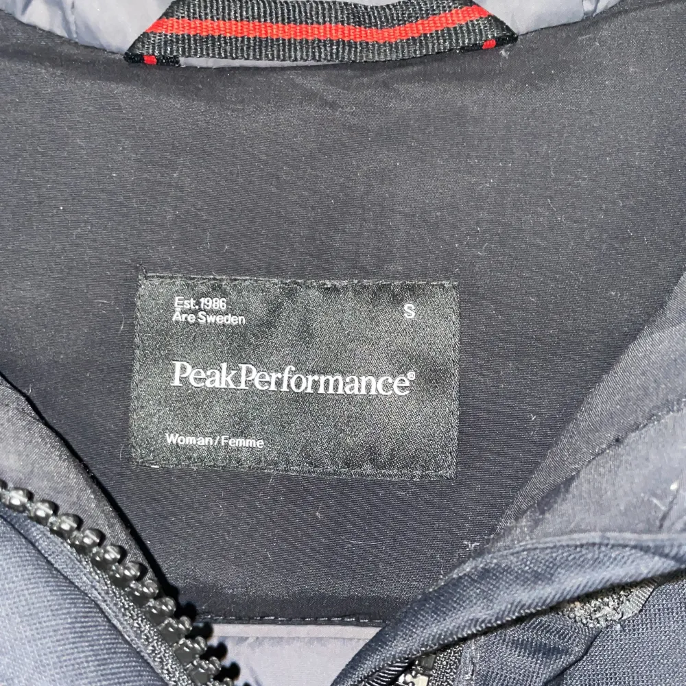 Säljer en svart vinterjacka från Peak Performance i storlek S. Jackan har en mysig pälskantad huva och praktiska fickor med dragkedja. Perfekt för kalla vinterdagar! 🖤. Takit.