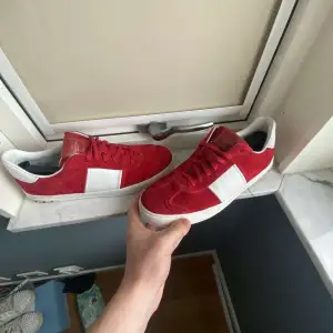 Riktigt schyssta valentino flycrews med riktigt snygg röd färg som får dig att stå ut bland alla vanliga tråkiga sneakers! Storlek 45. Skick 10/10. Pris ej hugget i sten. Hör gärna av dig vid frågor!