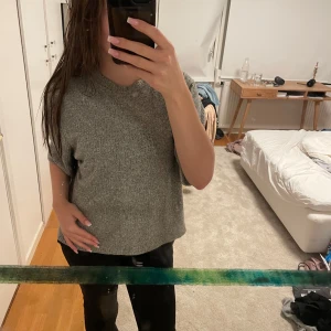 Kortärmad tröja  - En jättefin kortärmad luftig tröja ifrån lager 157, ser ut som ny 💕 (Köparen står för frakten)