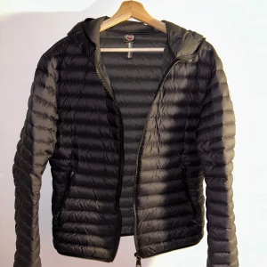 Colmar jacka - Säljer nu min väldigt fina Colmar jacka. Den är sparsamt använd och i fint skick. Väldigt snygg jacka som kan vara skön att ha nu när det börjar bli kyligt. Vid frågor är det bara att höra av sig! Kika gärna in på mitt konto för andra snygga kläder!