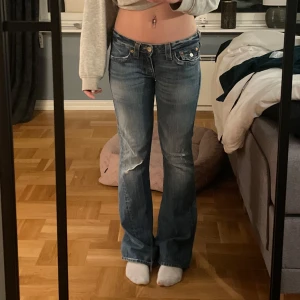 Lowwaist flared true religion jeans - Skitsnygga vintage lowwaist jeans i storlek 28 men dom är mer som 27 då de är små i storleken. Måttet rakt över är 41 cm och passar mig i längden som är 166🩷