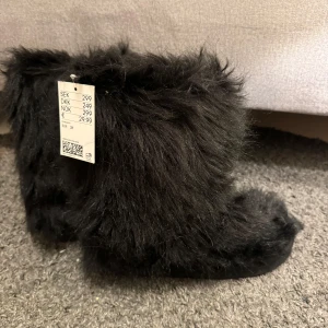 Fluff skor  - Så fina svarta fluff skor perfekta nu till vintern.  helt oanvända med prislapp kvar.  Storlek 37 Säljer likadana i vitt.