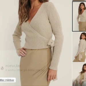 Beige ribbad omlottopp - Säljer en superfin beige ribbad omlottopp med lång ärm. Den har en snygg knytning i sidan som ger en elegant touch. Perfekt för både vardag och fest! Passar bra till höst och vår.
