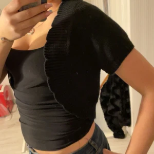 Kofta från H&M - svart stickad bolerotopp från H&M med lite glitter o om man kollar noga. Den är  i mycket bra skick💕nästan aldrig andvänd men otroligt gullig💕