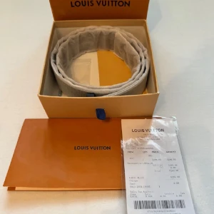 Grått Louis Vuitton bälte - Säljer ett snyggt grått Louis Vuitton bälte i klassiskt rutigt mönster. Bältet har en stilren svart spänne med LV-loggan. Perfekt för att ge en lyxig touch till din outfit. Kommer i originalförpackning med kvitto. Passar både till vardag och fest! Det är oanvände och säljer billigt som vanligt 