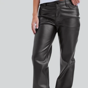 Svarta skinnbyxor - Snygga svarta skinnbyxor. Byxorna har knappar och dragkedja framtill samt fickor både fram och bak. Passar perfekt till både vardag och fest! Helt oanvända med etikett på🥰skriv till mig för fler bilder! Storlek 34. Pris kan diskuteras 