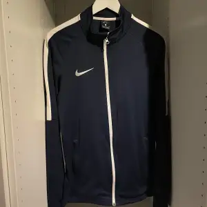 Snygg tröja från Nike. Dri fit modell och nypris ligger på cirka 549kr. Storlek s. 