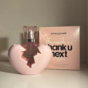 Ariana Grande Thank U Next Parfym - Säljer en parfym från Ariana Grande, Thank U Next. Flaskan är formad som ett trasigt hjärta i ljusrosa och rymmer 50 ml. Doften har toppnoter av hallon och päron, mellannoter av kokos och rosa ros, samt basnoter av makroner och mysk. Perfekt för dig som älskar söta och fruktiga dofter! 💖 Jämförs pris: 650kr