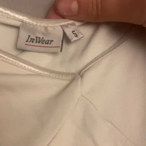 Vit klänning från InWear - (DISKUTETAR PRIS )Säljer en elegant vit klänning från InWear i storlek S. Klänningen har smala axelband och en enkel, stilren design. Perfekt för sommarens fester eller en dag på stan. Materialet känns mjukt och bekvämt mot huden. Väldigt dyr då når jag köpte den me tanke på märket är dyrt ❤️ köpte it för mer än ett år sen 