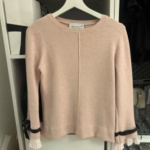 Kofta med detaljer - Söt rosa kofta med fina detaljer vid armarna! Storlek S och i väldigt bra skick💞