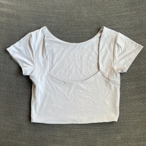 Grå topp med halvöppen rygg  - En grå topp med halvöppen rygg, jätteskönt soft touch material. 