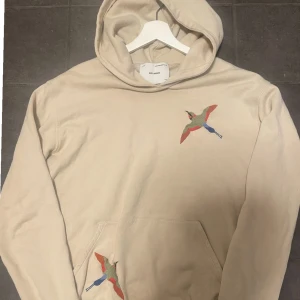 Arigato hoodie  - En jätte snygg Axel arigato hoodie i storlek xs, sitter som s herr. Nypris 1499 köpt i Stockholm. Använd några gånger men är i jätte bra skick. Bara att skriva ifall ni har frågor. Priset är diskuterbart! 